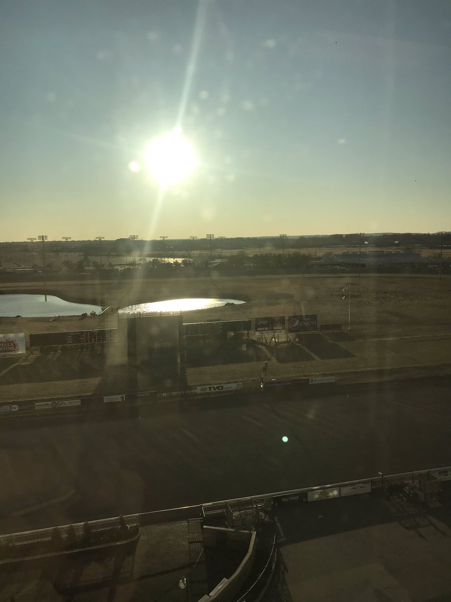 eedoogie's tweet photo. Current @TheMeadowlands weather! Getting colder. Decent headwinds. Post time: 6:55! #DontGetShutOut https://t.co/TleGAJw5M9