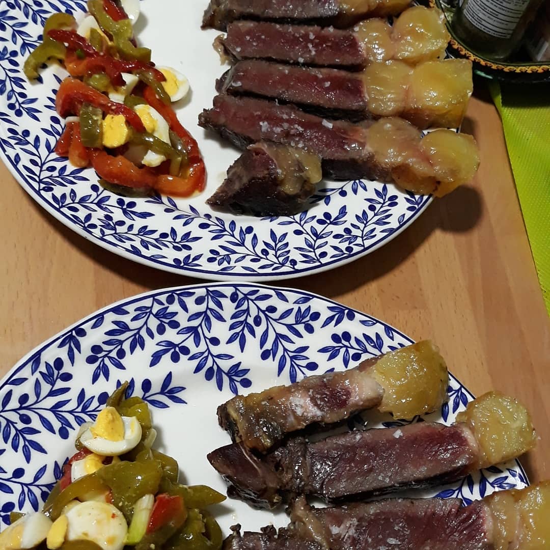 gastronomiayuna's tweet photo. Enamoraos 😍lomo alto vaca rubia gallega,nacida&pacida en España,Galicia un auténtico lujo para el paladar,maridamos con Alhambra barrica ron pálido granaino 💕@gastronomiayuna @cervezasalhambra @turismogalicia #vacarubiagallega #lomoalto #ronpalido https://t.co/VxOeCFvIPF