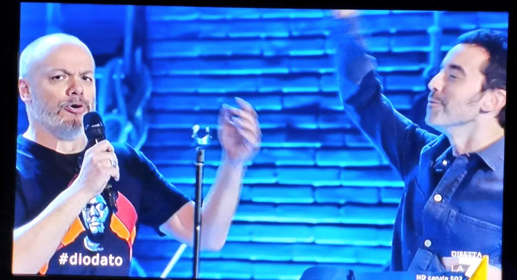 Zoro che canta in tarantino è l'evento che unisce la città. Grazie <a href="/DiodatoMusic/">Diodato</a> #taranto #propagandalive