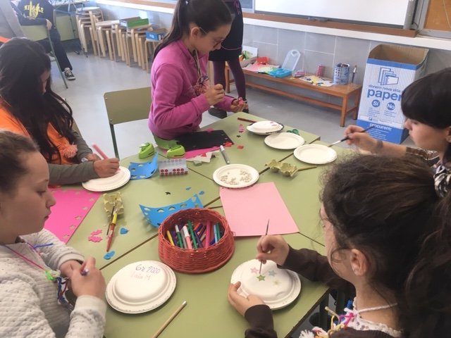 Big Day at school today, to celebrate #ValentinesDay. We had lovely crafts and workshops, and exchanged kind words and warm fuzzies. Thank you, Charlie, our #languageassistant for this lovely idea!