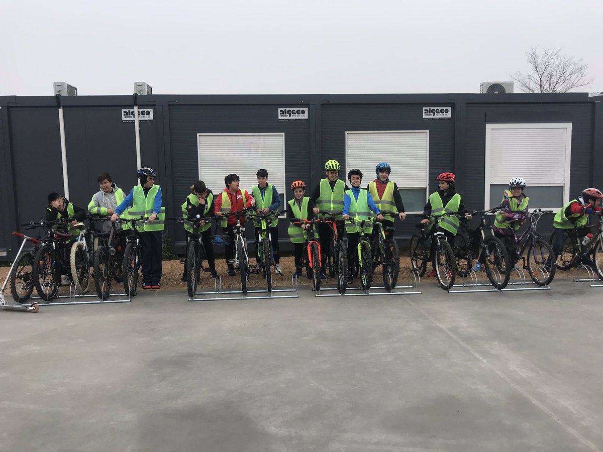 ieso_1's tweet photo. Ayuntamiento, Policía Local y nuestro centro trabajando en un objetivo común: DESPLAZAMIENTOS ACTIVOS Y SEGUROS. 
Actuaciones realizadas hasta ahora: Aparca bicis y chalecos desde el Ayuntamiento; charlas y acompañamiento desde la Policía.#proyectostar #desplazamientoactivo https://t.co/nHMTEvGKrB