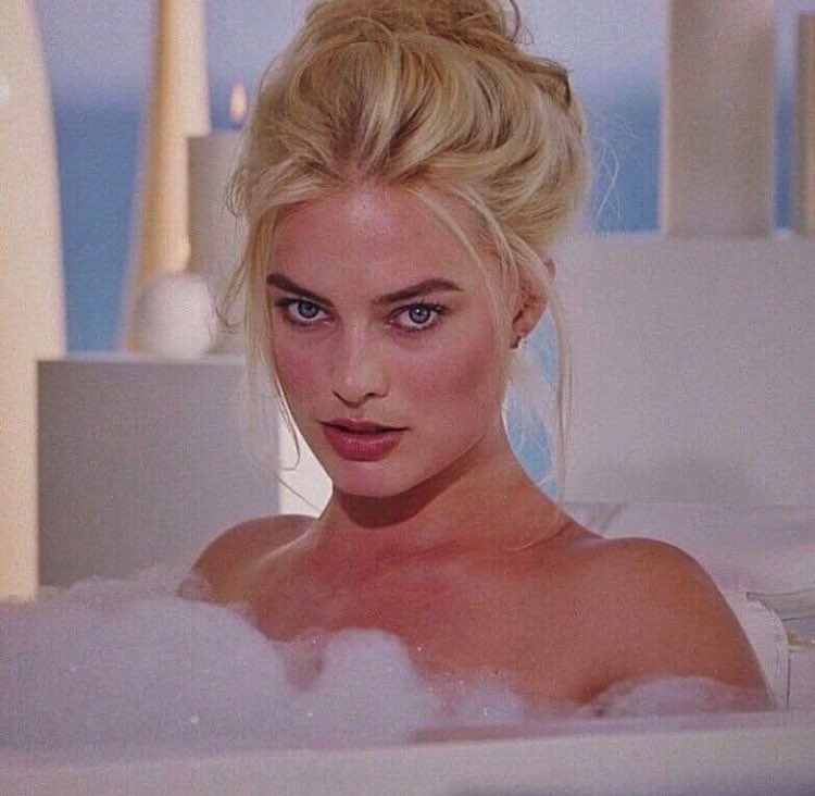 dolcesa_'s tweet image. I wish I looked like Margot Robbie