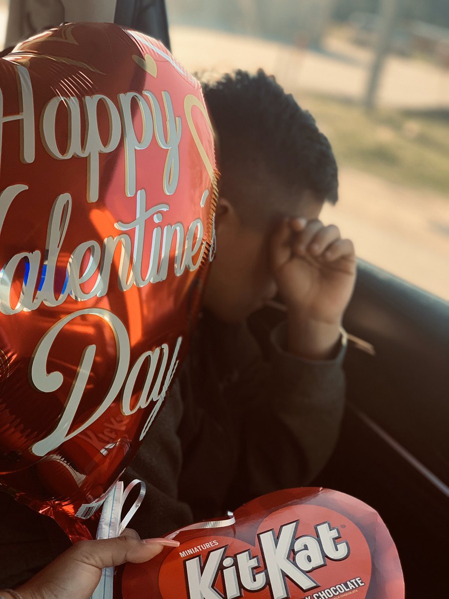 bethanyrdzz's tweet photo. my shy little brother has had the biggest crush on this little girl, and today he wasn’t able to give her, her valentine’s gifts. so we drove him to her house and it took him forever to get out the car because he was so scared. she walked outside and she was cheesing so hard. 🥺 https://t.co/AnL9TND3Ov