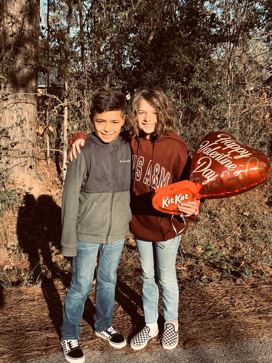 bethanyrdzz's tweet photo. my shy little brother has had the biggest crush on this little girl, and today he wasn’t able to give her, her valentine’s gifts. so we drove him to her house and it took him forever to get out the car because he was so scared. she walked outside and she was cheesing so hard. 🥺 https://t.co/AnL9TND3Ov