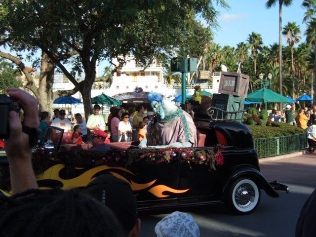 DefunctArchives's tweet image. Hades is a character that isn't commonly seen anymore. But in the Hollywood Holly-day parade was one of the places you could see him as seen in this picture from 2005. This picture was submitted to the Defunctland Archives and placed in the Public Domain by its creator.