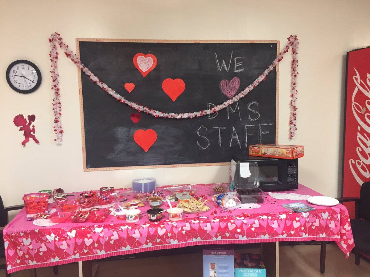 DaughtryMs's tweet photo. Deerpark ending the week strong with Valentine’s Day cards from students to a children’s hospital nearby, Valentine’s Day goodies, &amp; a touching moment from a wonderful teacher who surprised an awesome student with praise &amp; a thoughtful surprise❤️. #StrongerTogether #rrisd1family https://t.co/0FdWQY4UjI