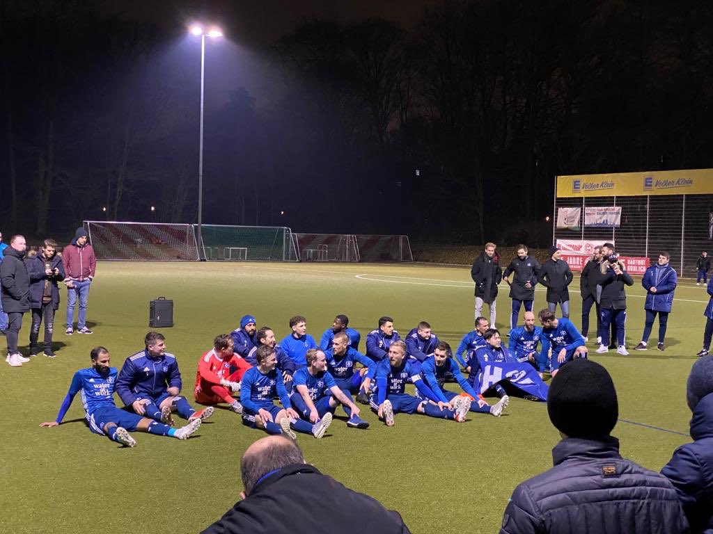 rollenderhsvfan's tweet photo. Oberliga Hamburg: TuS Osdorf gegen HSV III 1:3 #hsv #nurderHSV #hsviii #hsv3 #oberliga #hamburg #tusosdorf #oberligahamburg #fussball #kunstrasen #osdorf #flutlicht #freitag #wochenende #hopping #groundhopping #futbology #hamburgersv #hsvev https://t.co/eCKR5ZhL5F