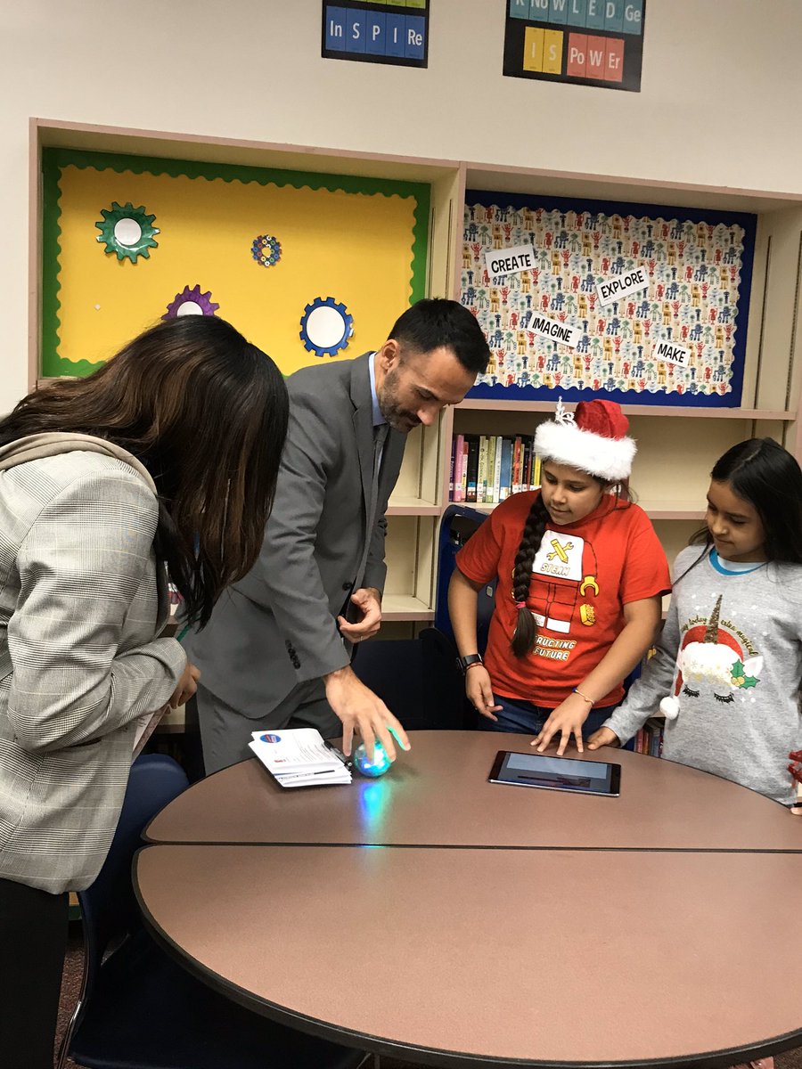 Debsims54's tweet photo. @DISD_Libraries @mysteriouslibr   Downtown visitors, Steam Dept. , Community members visiting our STEAM library. https://t.co/wYaAdeUQqv
