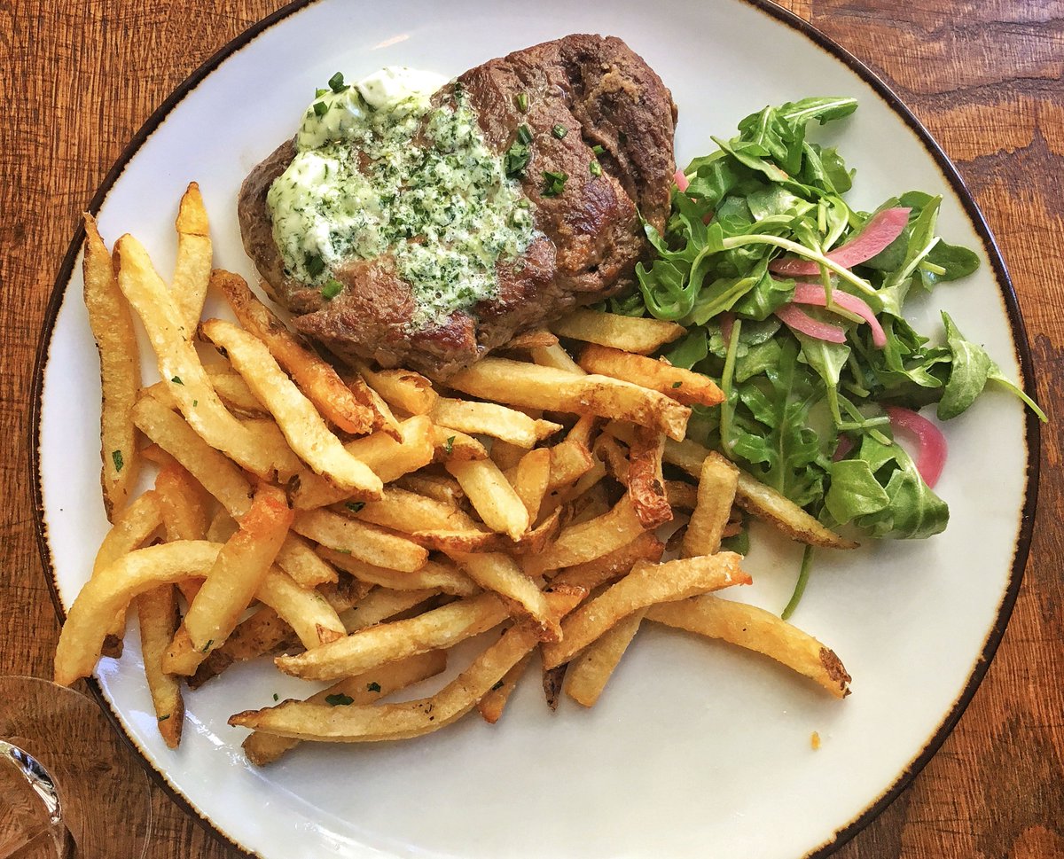 Steak frites for dinner on a sub zero night? No question about it! 
#troquetchi #frenchbistro #steakfrites #rivernorthrestaurants #friyay #weekendvibes