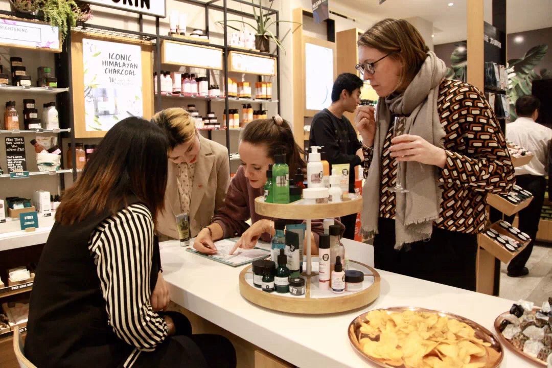 cssaleeds's tweet photo. #LeedsChineseAmbassador First stop in 2020😋It’s great to explore the fascinating Leeds fashion history at @LeedsCityMuseum! And may thanks for the wonderful shopping experience at @TheBodyShopUK in Leeds. @VisitLeeds https://t.co/N4WUTwe7wi