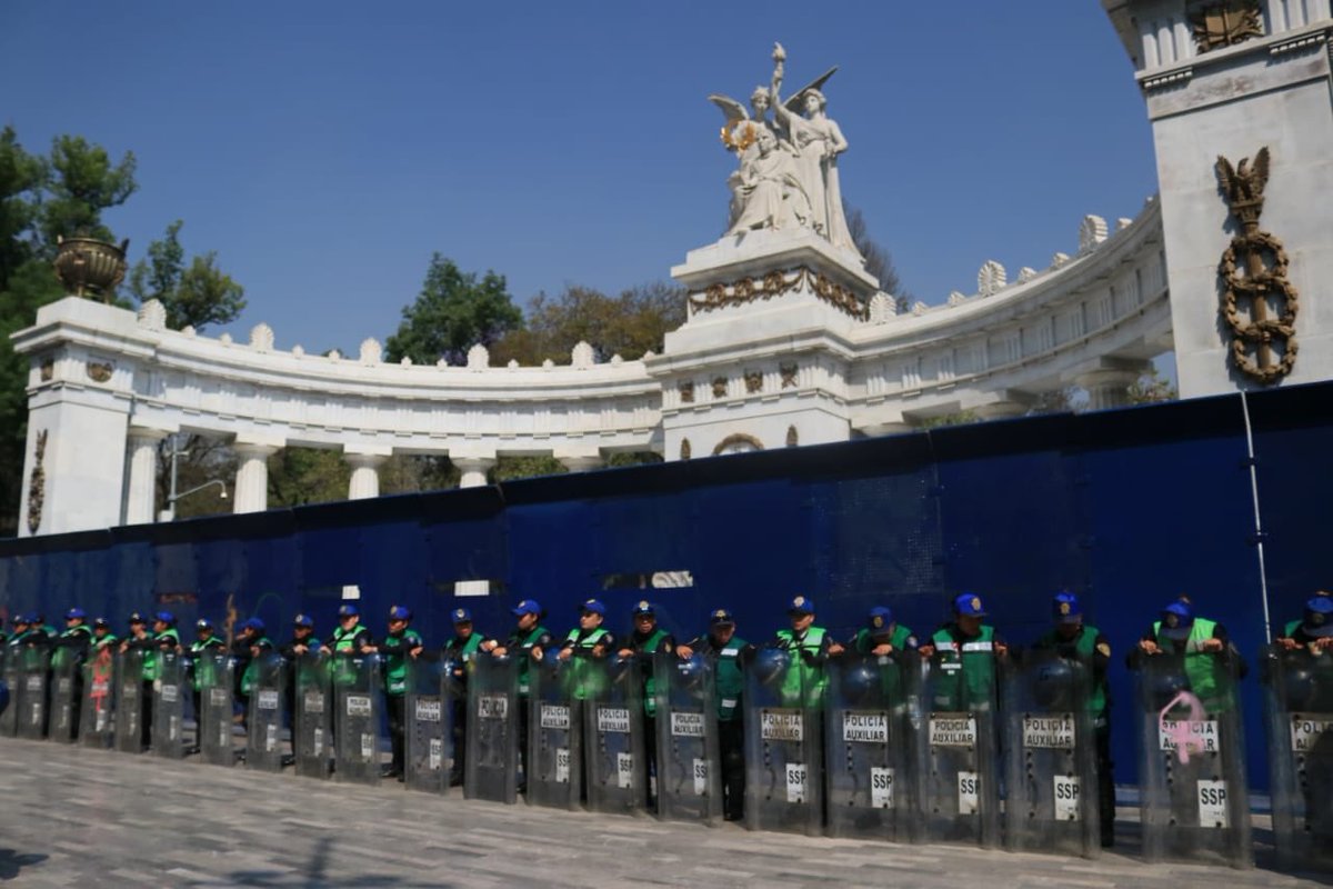 ¿Y si protegen a las mujeres cómo protegen a Bellas Artes o el Hemiciclo a Juárez? 🤔 #MexicoFeminicida