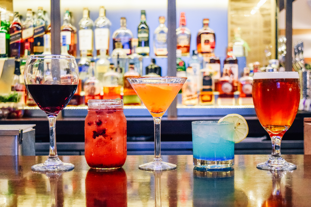 MarriottStLouis's tweet photo. Fancy a drink? Cheers to love—and Valentine's Day—tonight at Zenia Bar &amp; Grille. https://t.co/VAltetQiXA