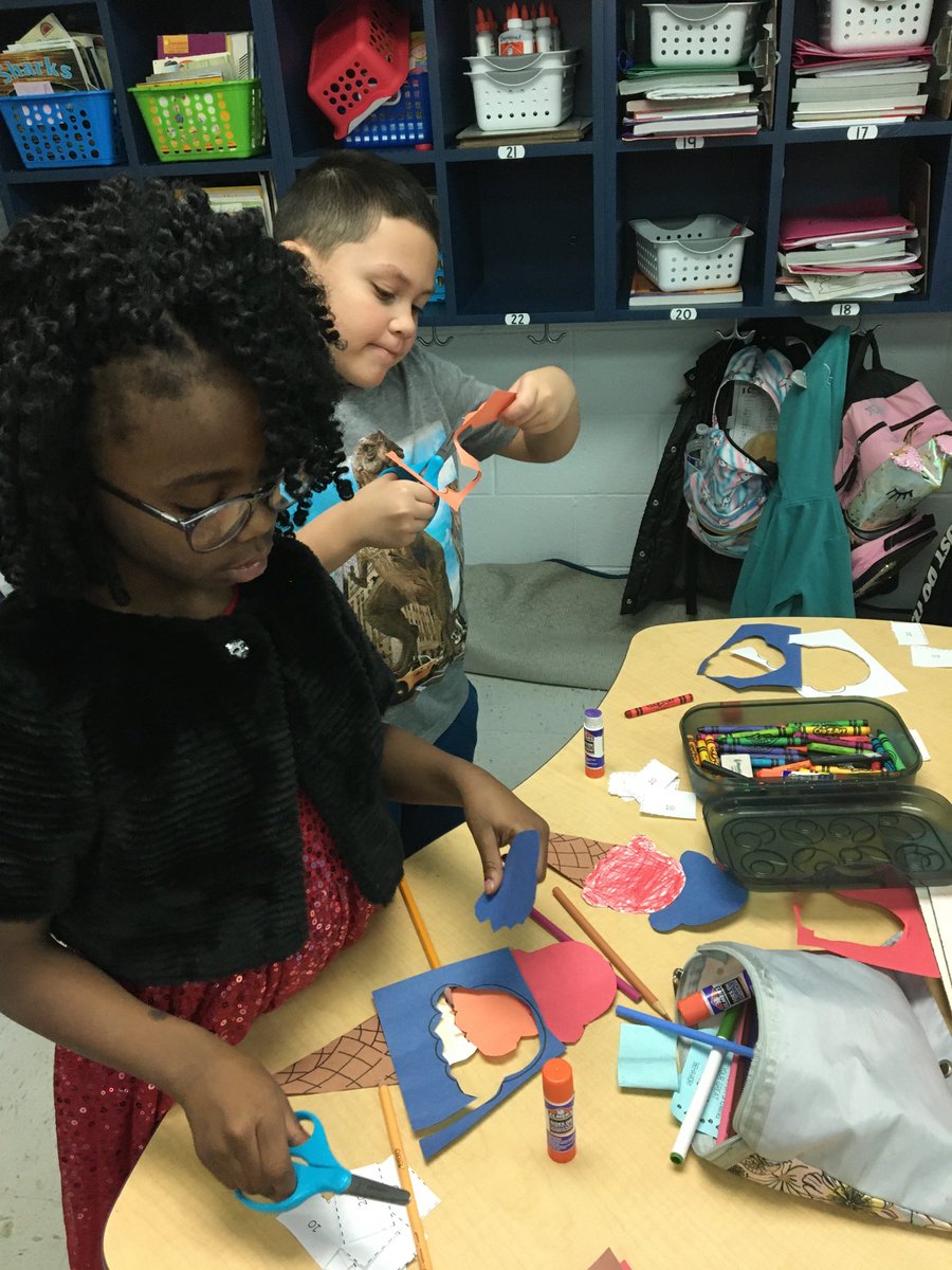 MsJonesRoom217's tweet photo. A few photos from 100th day in 2nd grade!  #BAESshines https://t.co/mIeTCgNZWJ