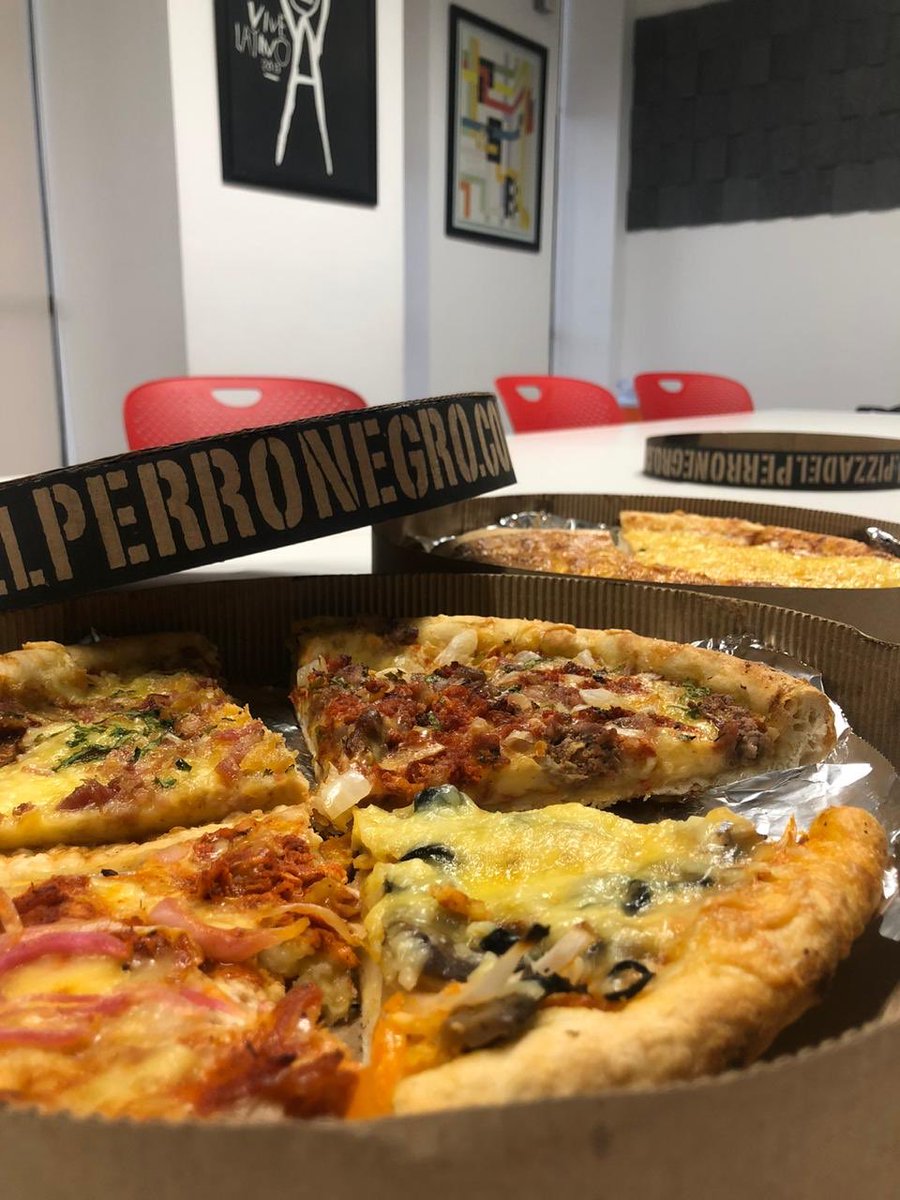 ¡YUMMY! Gracias a <a href="/PizzaPerroNegro/">Perro Negro</a> por alimentar a todos los enamorados detrás del micrófono en este #Cariñito909 👌🏼