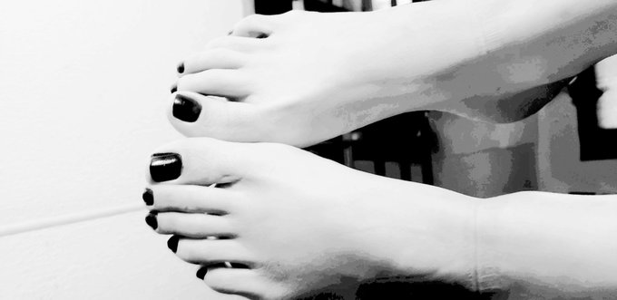 Who wants to rub my feet? Im accepting applications https://t.co/ZQpgPnSERm<a href="/tag/manyvids"class="tags"><span>#manyvids</span></a>