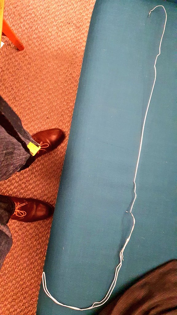 Wie kommt man wieder in sein Büro, wenn man sich unfreiwillig ohne ZugangsChip, Schlüssel, Telefon ...🙈 ausgesperrt hat?🤔

Basteln wie MacGyver 🧵🎣🛠👨‍🏭😅