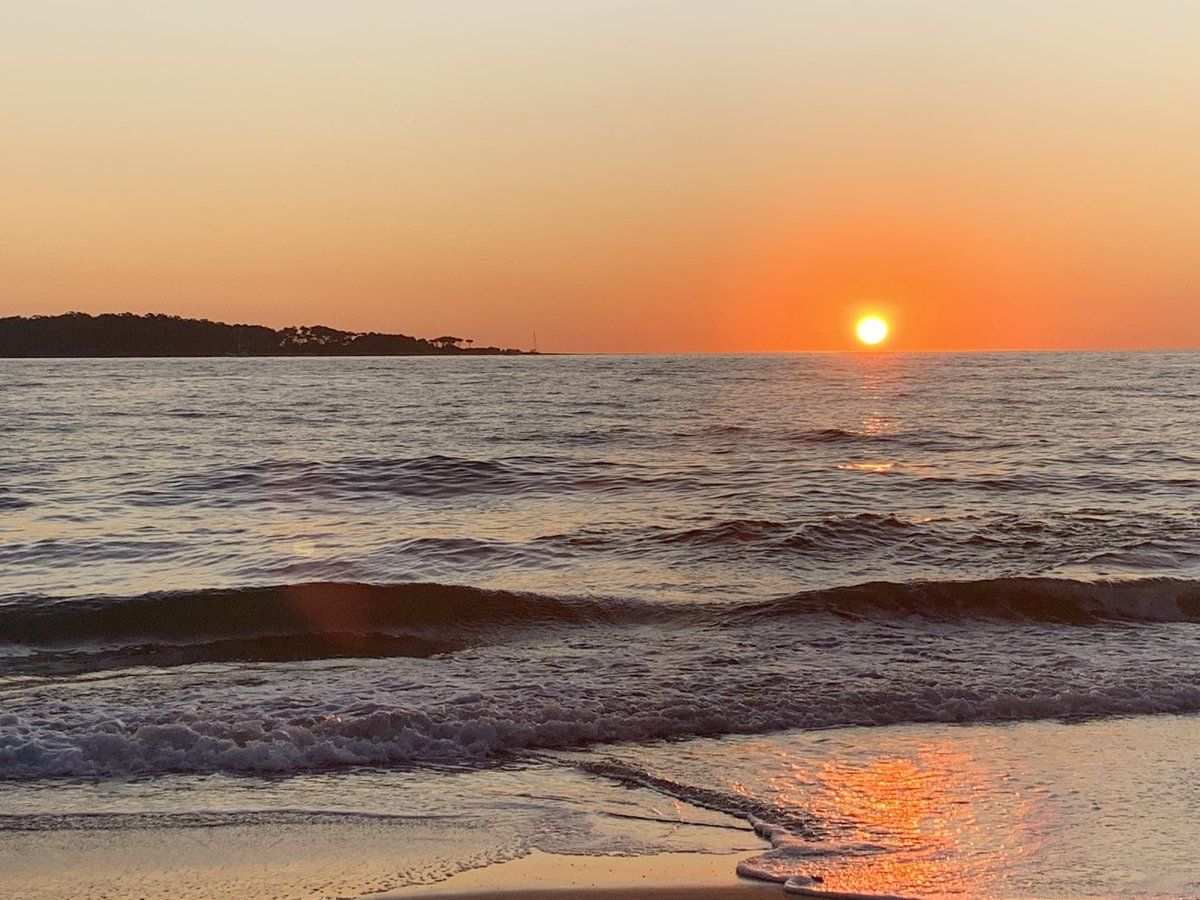 PuntadelEsteS's tweet photo. HACE MOMENTOS: Así se va el viernes desde La Mansa. La isla Gorriti pareciera que se postra para saludar al astro rey que se sumerge en el mar.
El rito de observar el atardecer en #PuntadelEste inevitablemente termina en aplausos, como lo destaca @jasantosf Gracias por compartir. https://t.co/thTVWBHjGo