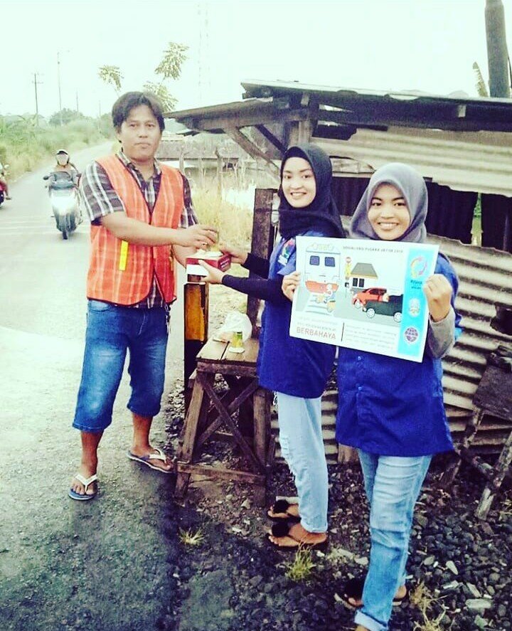 adelapn17's tweet photo. @KAI121 Sejak mengikuti program pelajar peduli keselamatan perkeretaapian yang diadakan Ditjen Perkeretaapian. Aku sayang kereta api dan memberikan edukasi campaign ke masyarakat luas untuk stop pelemparan kereta api dan patuhi rambu rambu lalu lintas perkeretaapian. #sayangkeretaapi https://t.co/NhzCqIcRQR