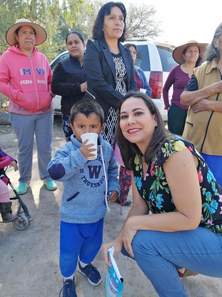 LorenaAlfaroG's tweet photo. 🥛🐄 Seguimos #AlimentandoConAmor ❤️ a las familias de nuestras comunidades de #Irapuato con el programa de #LecheLiquida de mi Casa de Enlace. Gracias a Serrano y Guadalupe de Rivera por participar y preocuparse por la buena alimentación de sus niñas y niños #EstoyDeTuLado. https://t.co/1dmQ6afVYD