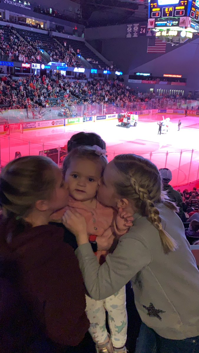 5strfrogsplash's tweet photo. Hanging with the griffins! #kisscam #gogrg https://t.co/dwx5M3chfO