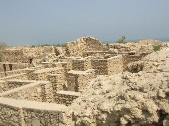 Tonight I'm going back a bit in time again for my Iranian cultural heritage site thread. Harireh is a city from the 8th century located on the island of Kish in Iran.