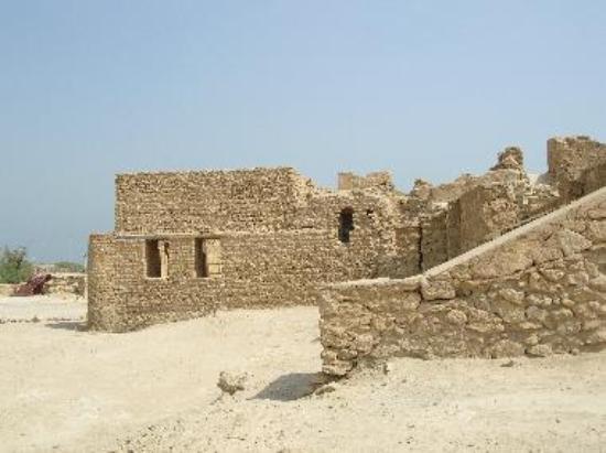 Tonight I'm going back a bit in time again for my Iranian cultural heritage site thread. Harireh is a city from the 8th century located on the island of Kish in Iran.