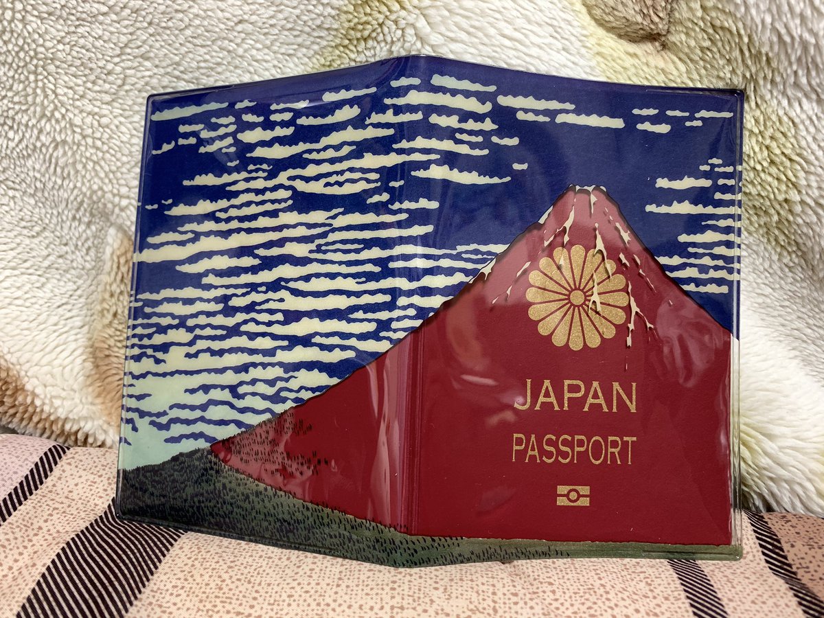 ぎる ツイッターで見かけて即買いした赤富士のパスポートカバー パスポートの赤色を赤富士に仕立てるなんて素敵すぎる