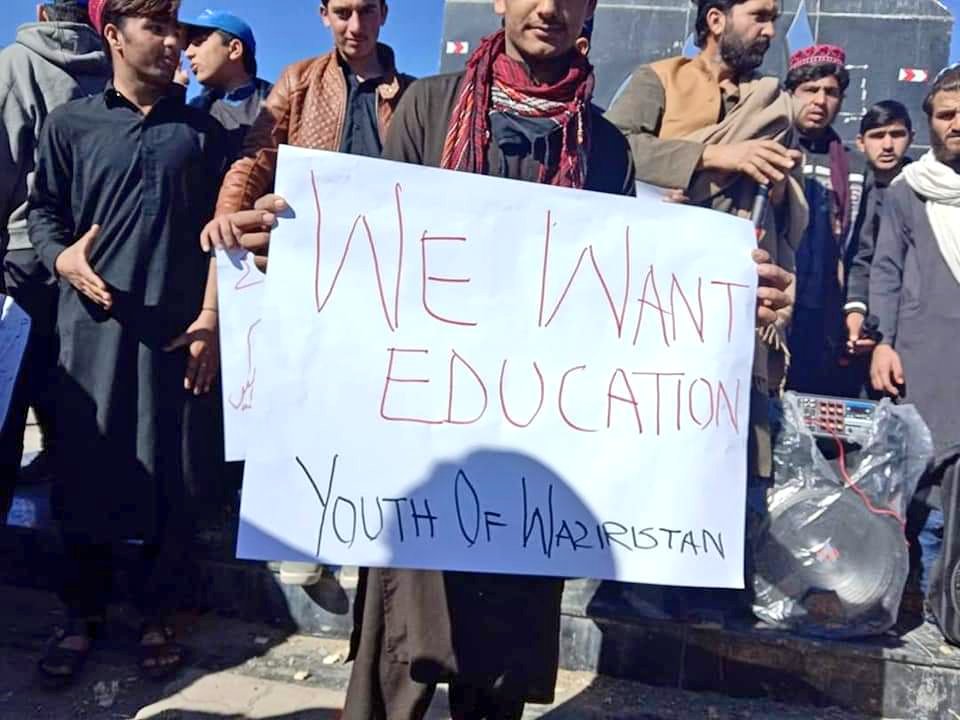 Students in  #Miranshah,  #NorthWaziristan held demonstration for reopening and reconstruction of the schools which were destroyed by the militants and "Icons of Rawalpindi". Those who share pics of deserted market as development never see this.