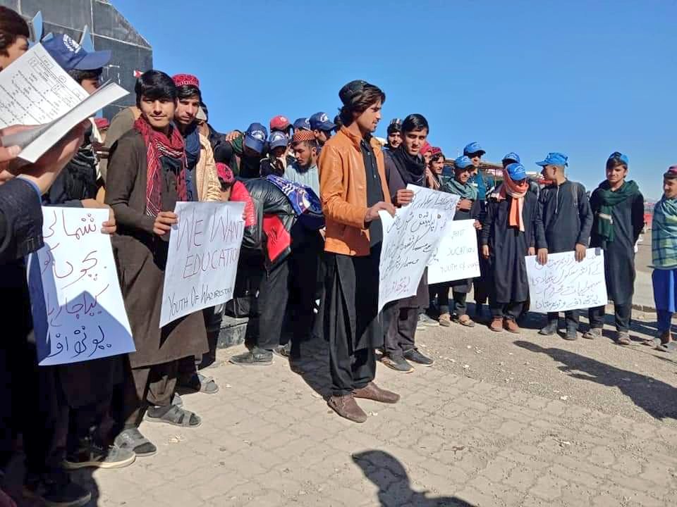 Students in  #Miranshah,  #NorthWaziristan held demonstration for reopening and reconstruction of the schools which were destroyed by the militants and "Icons of Rawalpindi". Those who share pics of deserted market as development never see this.
