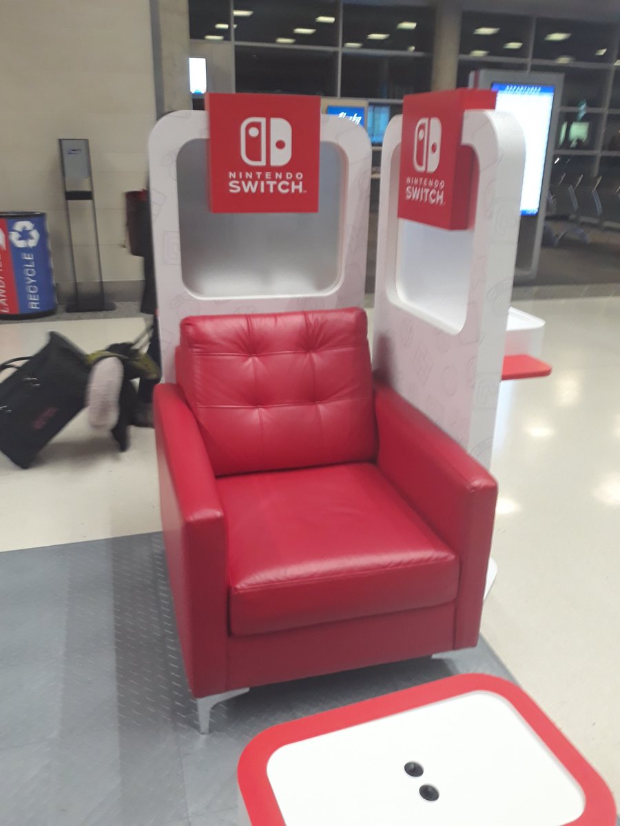 Itchinader's tweet photo. Waiting for the plane ride to my gf & got to check out the Nintendo Switch Airport Lounge, kind of small but the decor is nice. Unfortunately got there right after it closed, so no free luggage tags or coupons. #NintendoSwitchOnTheGo https://t.co/X374ivavXi