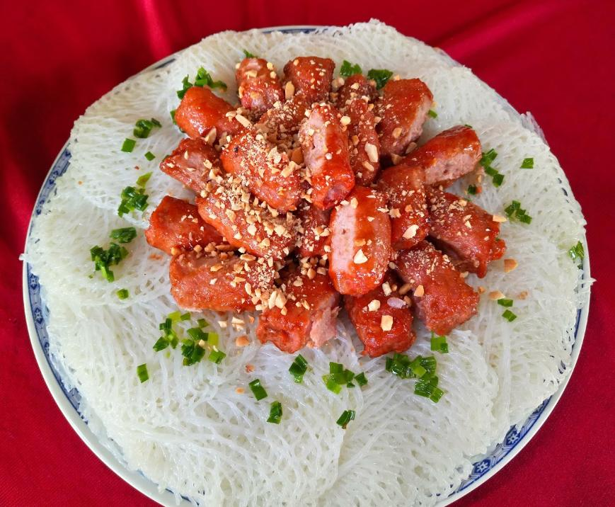 dlgiadinh's tweet photo. Bánh hỏi mặt võng khác hẳn với bánh hỏi khác do có vị ngọt, mặn, miếng bánh trong, dai và không dùng chất phụ gia. Bánh có hoa văn mặt võng, nhìn rất đẹp mắt do sự khéo tay của người làm.
#Giadinhtour #Phongdien #Cantho #food #travel https://t.co/rHq6Bl75Ax