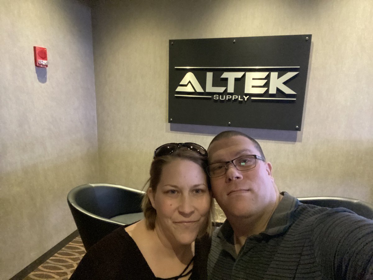 At the <a href="/EdmOilKings/">Edmonton Oil Kings</a> game for Valentine’s Day with Jenn and her work family! #oilKingsSubwaySelfie Suite 53