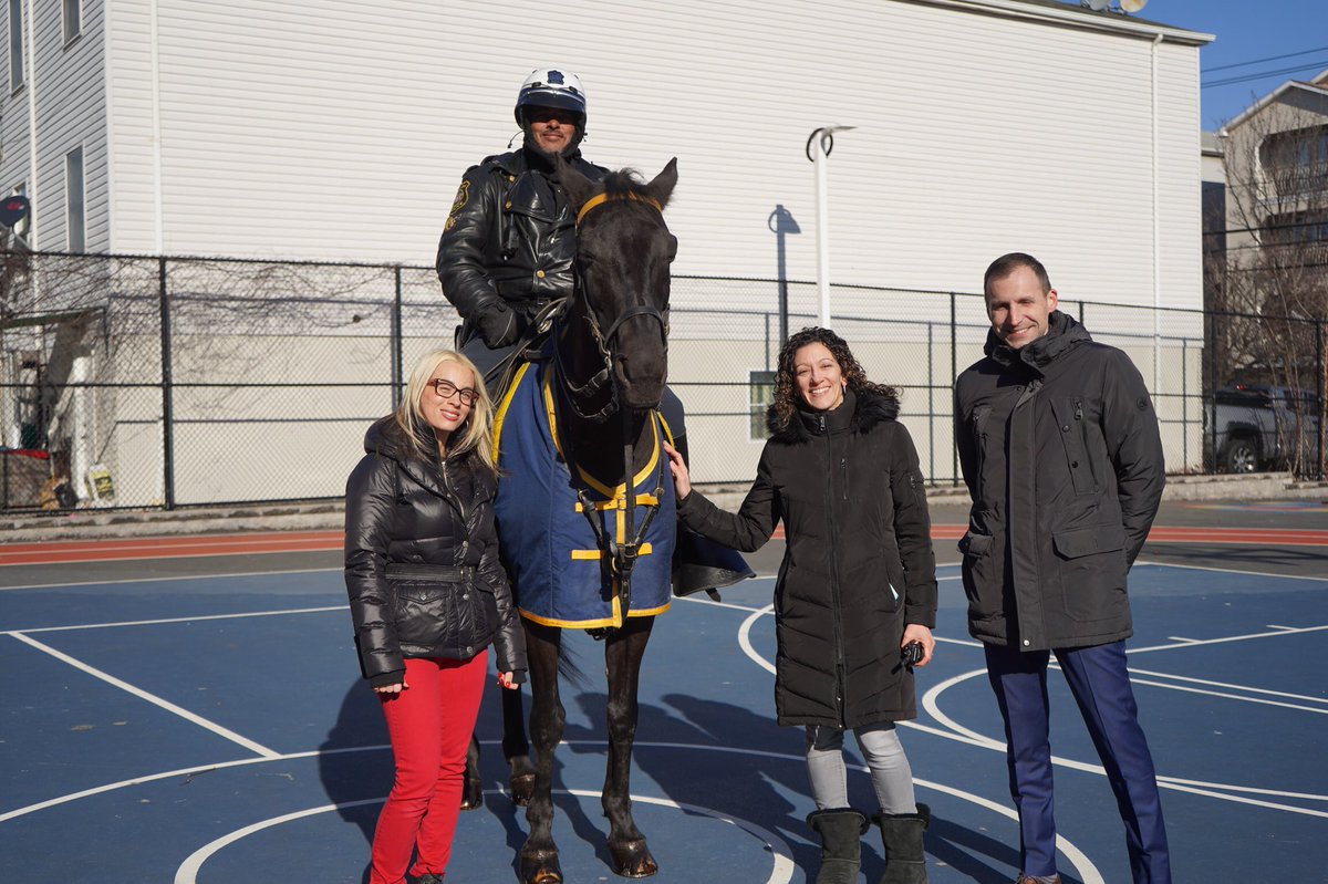 oliverStOwls's tweet photo. So many of our community first responders visited our school today..
Our younger students had a great time learning about the @NewarkPoliceDep Mounted Unit. @NPSvoices @NewarkFireDept #oliverPride https://t.co/ZewuO9x0Zq