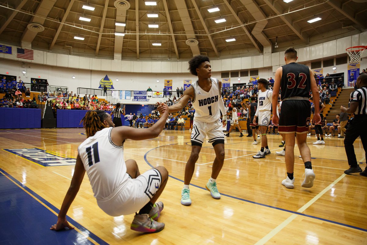 <a href="/Ajwhite_1/">AJ White ✪</a>  had 10pts 12 assists tonight to advance to sweet 16 over a strappy Alexander team.  He saw double teams &amp; face guards all night only attempted 7 shots. Note to all : NO I IN TEAM  @camsheff <a href="/Fbailey43/">Franklin Bailey</a>