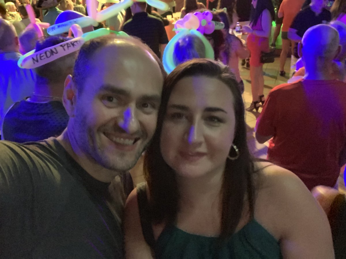 tomborowski's tweet photo. Awesome time #RIUParty https://t.co/vZQR47zwOL