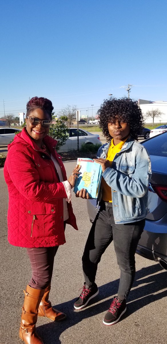 Senior JAG student, Jamecia Perryman presented T.Sgt Kia Harrell Wallace with Valentine's Day cards for the veterans.@MPACTMontgomery <a href="/DegaSuper/">SuperDega</a> <a href="/egmackey/">Eric Mackey</a> <a href="/MPSAL/">Montgomery Public Schools</a> @