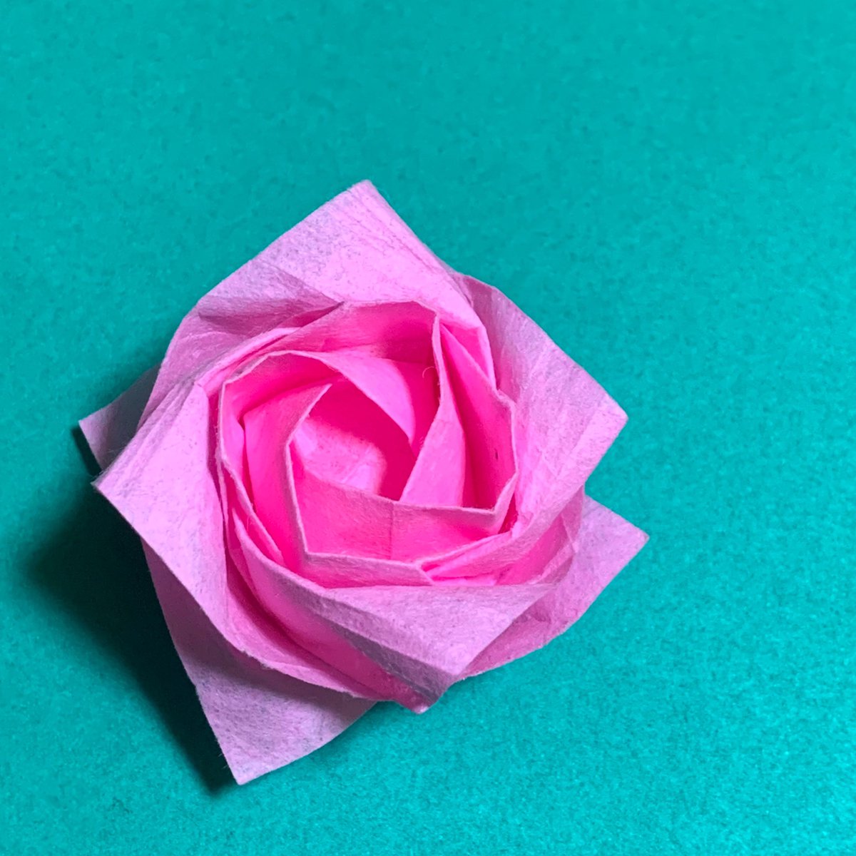 柚子みかん 折り紙 V Twitter 川崎ローズの 薔薇 を折ったはずなのですが 途中からワケわからんっ ってなったので えーい とりあえずそれっぽくまとめて終わりましたw 折りバラ 川崎ローズ
