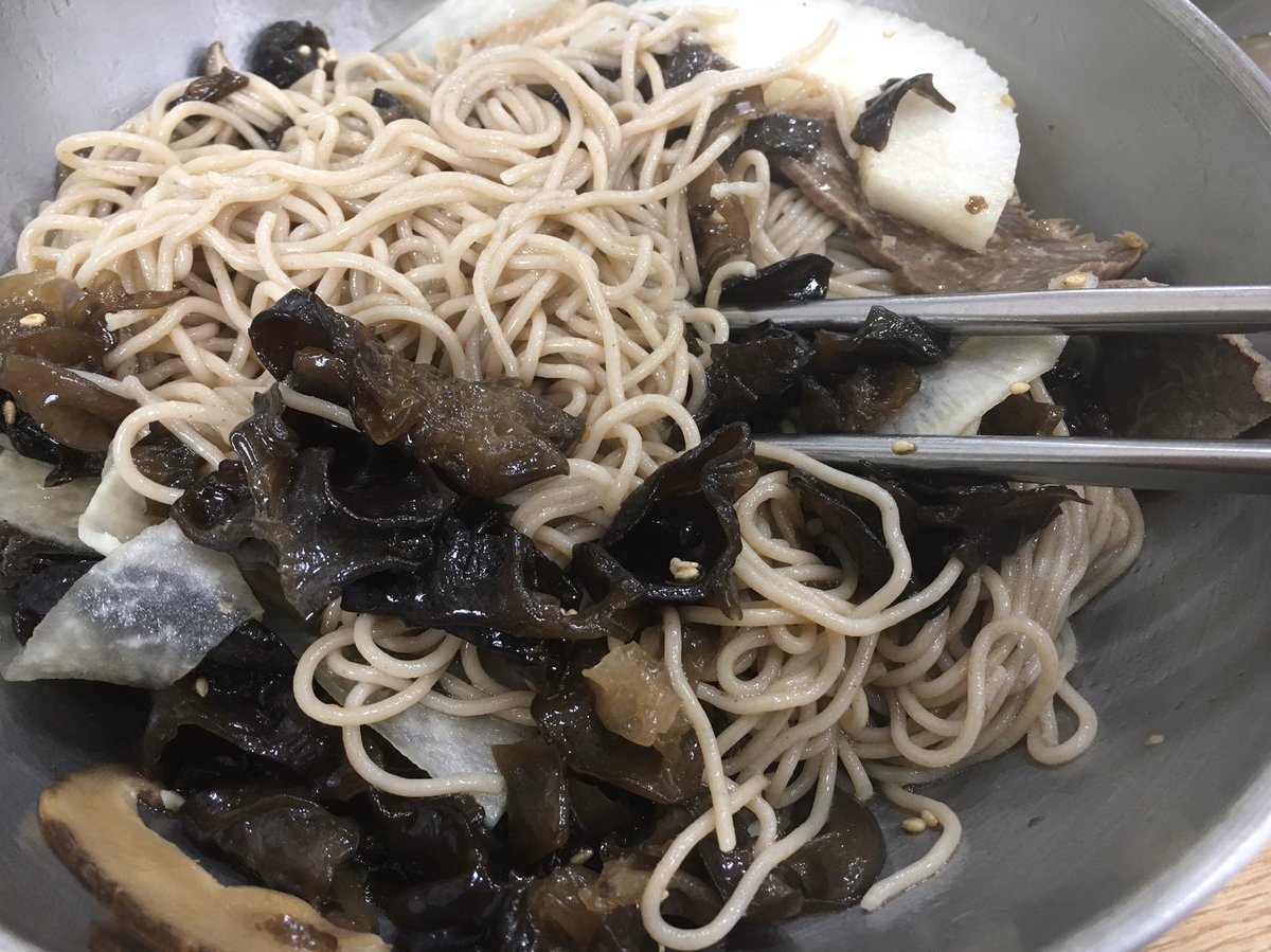 무삼면옥. 주문하자 바로 기계에서 면을 뽑아 만드는데 그래서인지 면이 참 맛있었다. 간장비빔냉면은 처음 먹어보는 맛인데 입에 맞아 종종 다시 찾고 싶다.