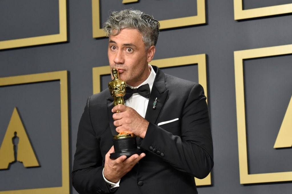 Taika Waititi is celebrating #ValentinesDay with himself and his #AcademyAward and it's definitely a big mood:
https://comicbook.com/movies/2020/02/15/taika-waititi-celebrates-valentines-day-with-himself/ …