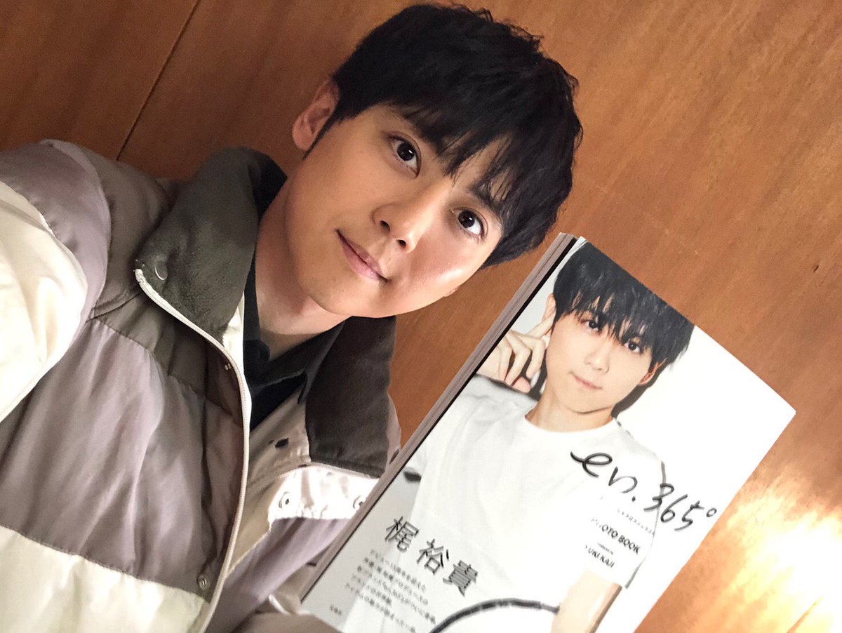 Twitter पर 梶裕貴 Official 梶 今日は ぴぷる 撮影ー 昨日のアフレコでの熱血ヒーロー役から 色々と切り替えて臨んでいます 充実 そんななか En 365 のphoto Bookの見本が届きましたー いよいよここまできた 21日 金 の発売をお楽しみに