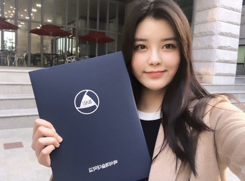 gugudanzone's tweet photo. [NOTICE] Gugudan’s Soyee has graduated from University @ Baekseok Arts University(BAU)! Congratulations Soyee!

#gugudan #구구단 #소이 https://t.co/rB75chn9wn