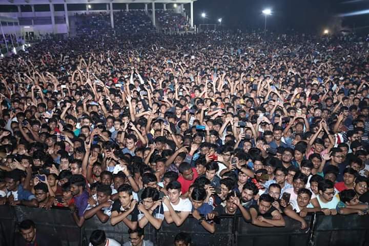 SonaSsg's tweet photo. *EXCLUSIVE CLICKS*(SET-4)
Musically blessings! π
Its FULLY WRAPPED! OMGGG!
This is how the nightingale of India @shreyaghoshal enthralled packed audienceπ₯ last night in #Vellore at @VIT_univ instilled her mellifluous voice, amazing tracklist & ultimate passion. π
#SGrocks https://t.co/wWrsQOH0tw