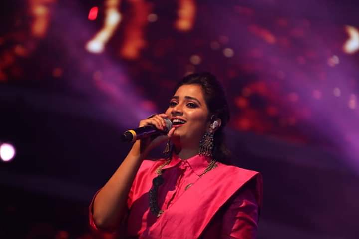 SonaSsg's tweet photo. *EXCLUSIVE CLICKS*(SET-4)
Musically blessings! π
Its FULLY WRAPPED! OMGGG!
This is how the nightingale of India @shreyaghoshal enthralled packed audienceπ₯ last night in #Vellore at @VIT_univ instilled her mellifluous voice, amazing tracklist & ultimate passion. π
#SGrocks https://t.co/wWrsQOH0tw