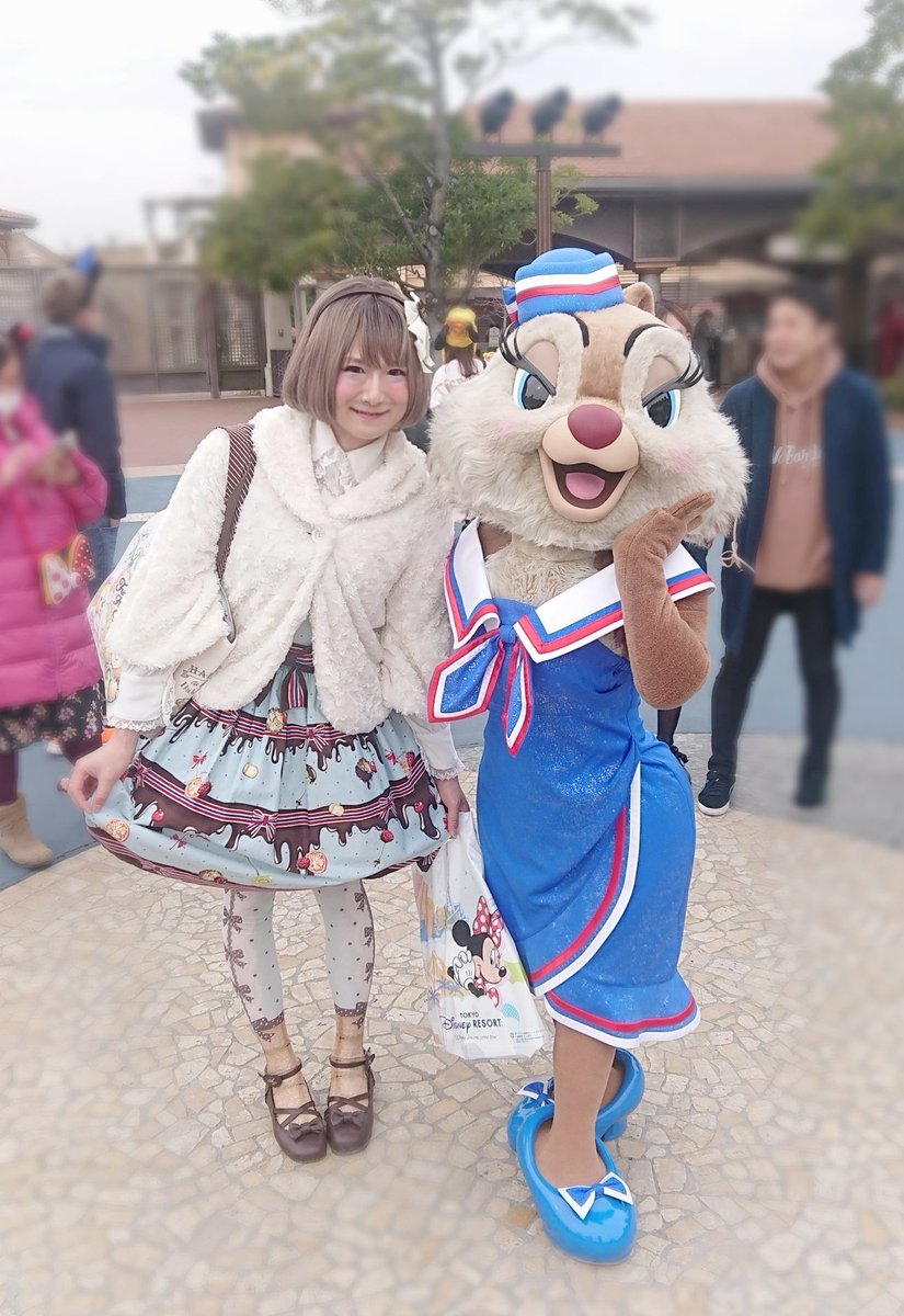 るん 今日はイノワの懐かしい柄 チョコレートファウンテン 着て ディズニーシー行ってきたよ 土曜日なのに とても空いてて暖かかった ロリィタ年パのお友達ほしいなぁ Tds イノセントワールド ロリィタ ロリィタさんと繋がりたい