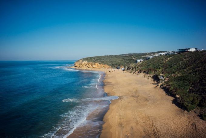 Have you been to #Torquay yet? It's one of our family favourites!👨‍👩‍👧‍👦Explore coastal walks, swimming, picnic areas, plus you're spoilt for accommodation choice 😍 Take a look for yourself --> hmwy.io/TripToTorquayTW