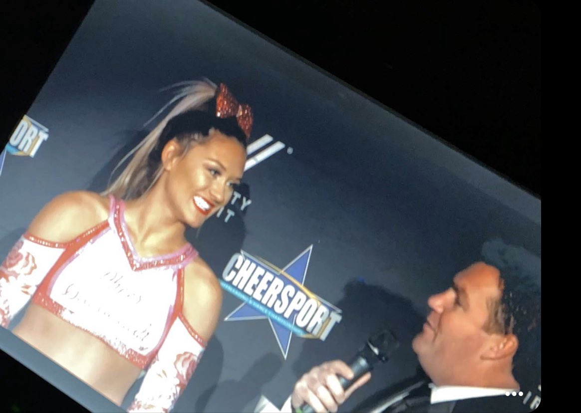 _karamaloney's tweet photo. okay cheer world i need your help... i think i might’ve found my twin. pls help me find her! https://t.co/VmqxjYp7St