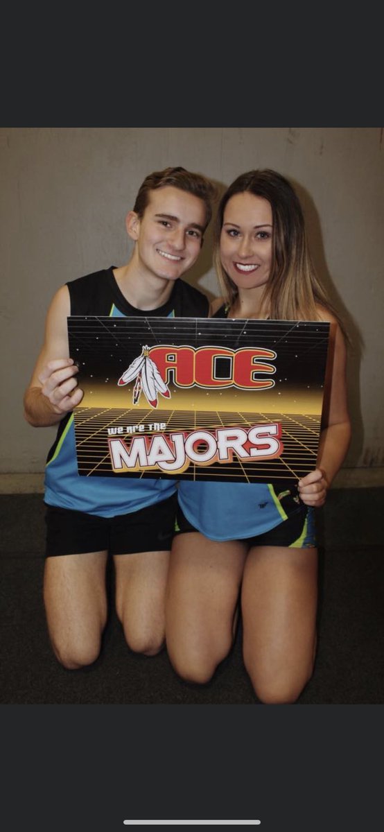 _karamaloney's tweet photo. okay cheer world i need your help... i think i might’ve found my twin. pls help me find her! https://t.co/VmqxjYp7St