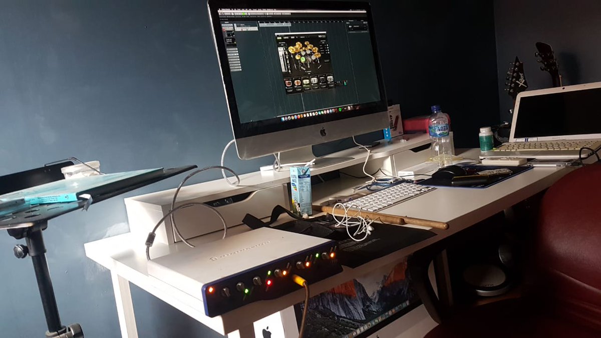 bismillah, hari ini recording lagu pertama buat album... hadeh deg deg an udah lama ga ketemu microphone <a href="/DESTINY_JKT/">Destiny! 💩</a> 💦🤘🏼