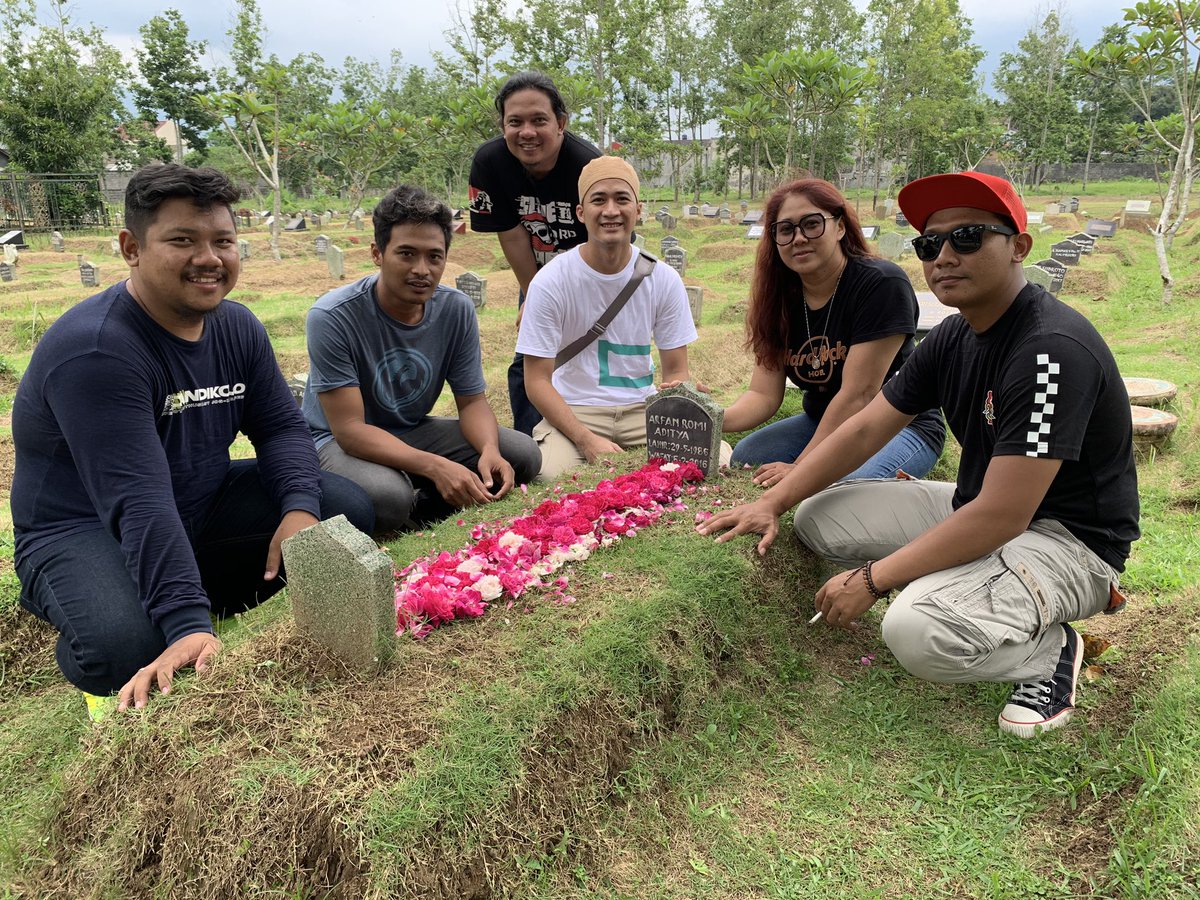 just visit one of our friend, <a href="/romiaditya/">Arfan Romi Aditya</a>. pray for his place in heaven. alfatihah.