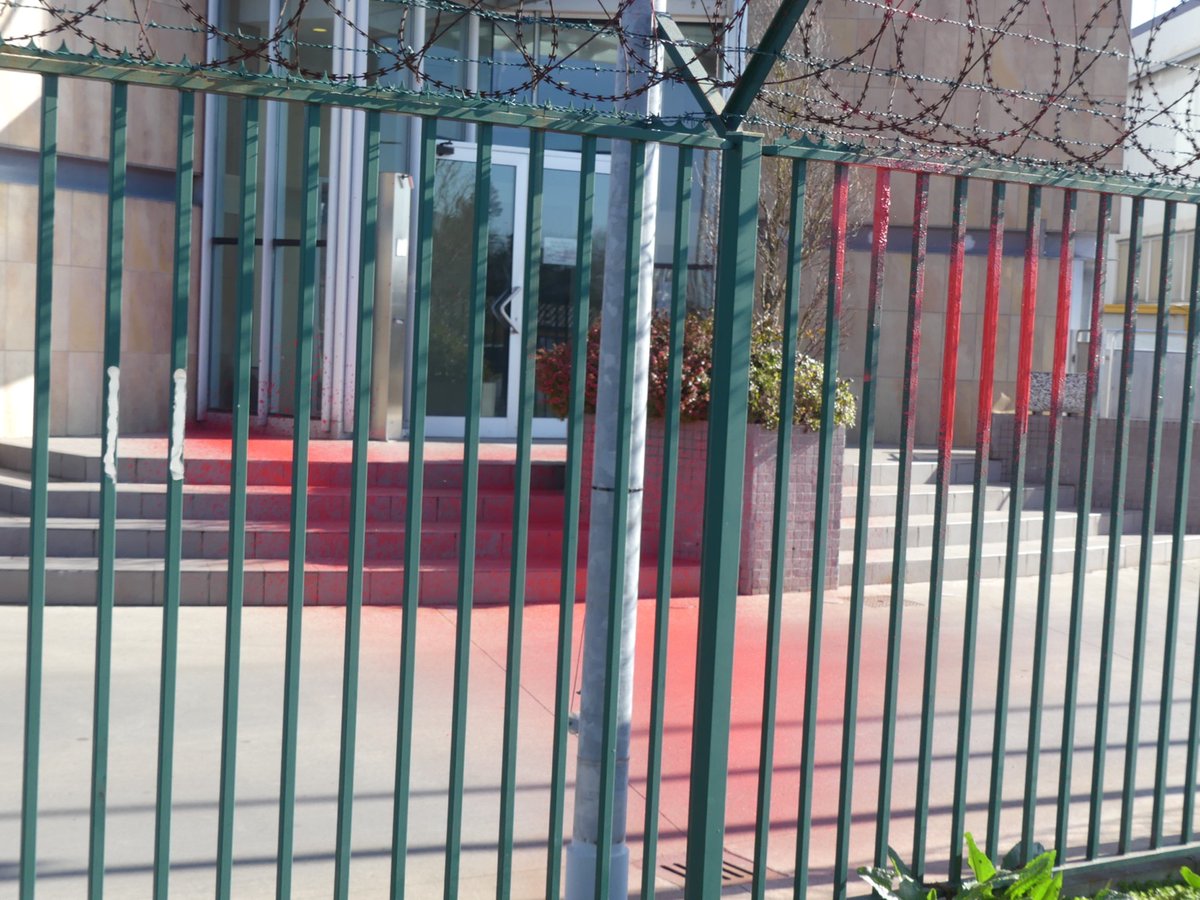 Sanzionato da attivisti dei centri sociali del nordest e di #levsoscalling il cantiere navale Vittoria che fornisce motovedette alla guardia costiera libica. La #Libia non è un porto sicuro! 
#StopAccordoItaliaLibia
#MemorandumItaliaLibia